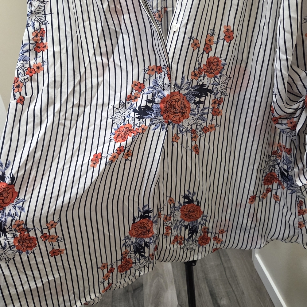 BNWT Mandee Plus Half-Button V-Neck Stripe Floral Blouse | 3/4 Sleeve Relaxed Fi - Picture 7 of 8
